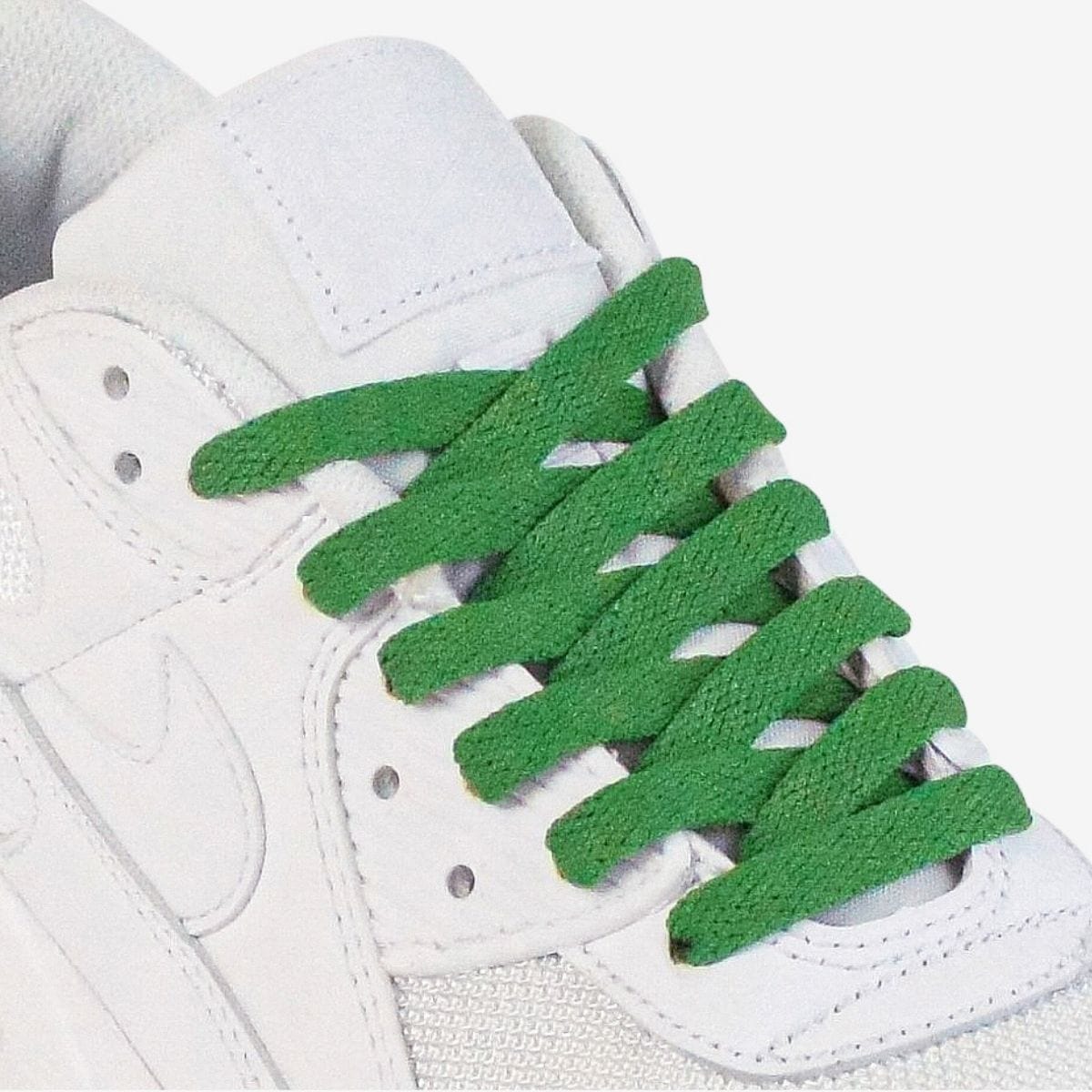 shoelace-patterns-on-womens-sneaker-using-green-laces